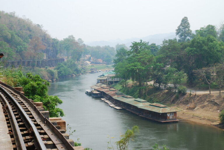 L’Essence de Kanchanaburi: À la découverte de la rivière Kwaï, d’Erawan & des chemins de mémoire