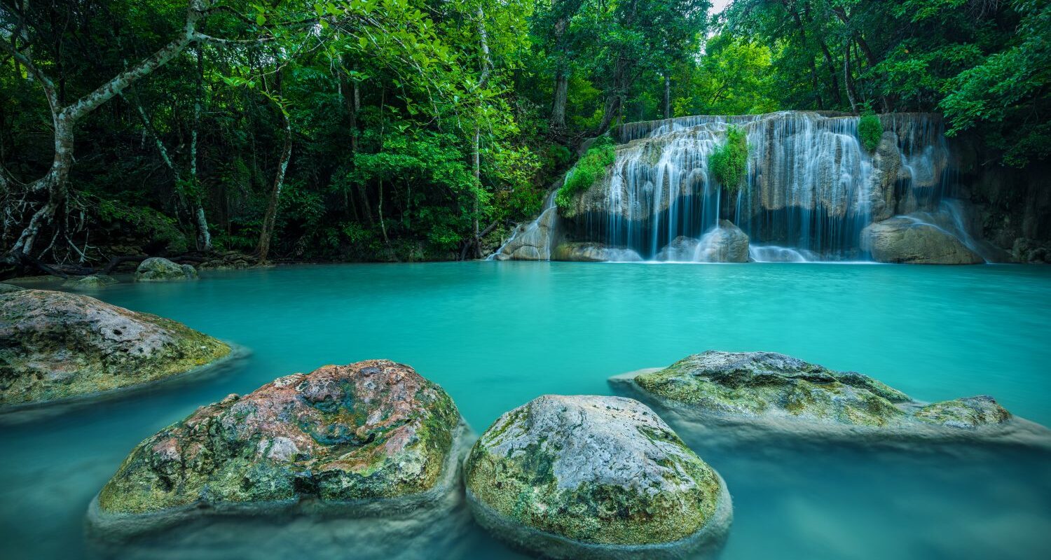 L’Essence de Kanchanaburi: À la découverte de la rivière Kwaï, d’Erawan & des chemins de mémoire