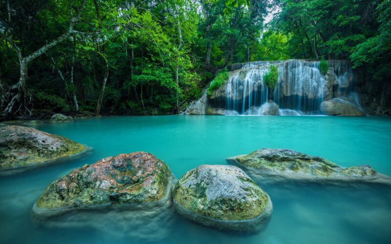 L’Essence de Kanchanaburi: À la découverte de la rivière Kwaï, d’Erawan & des chemins de mémoire