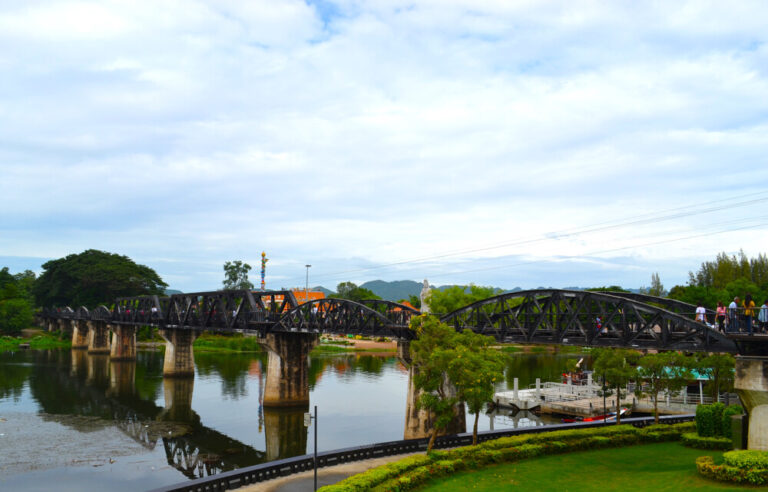 L’Essence de Kanchanaburi: À la découverte de la rivière Kwaï, d’Erawan & des chemins de mémoire